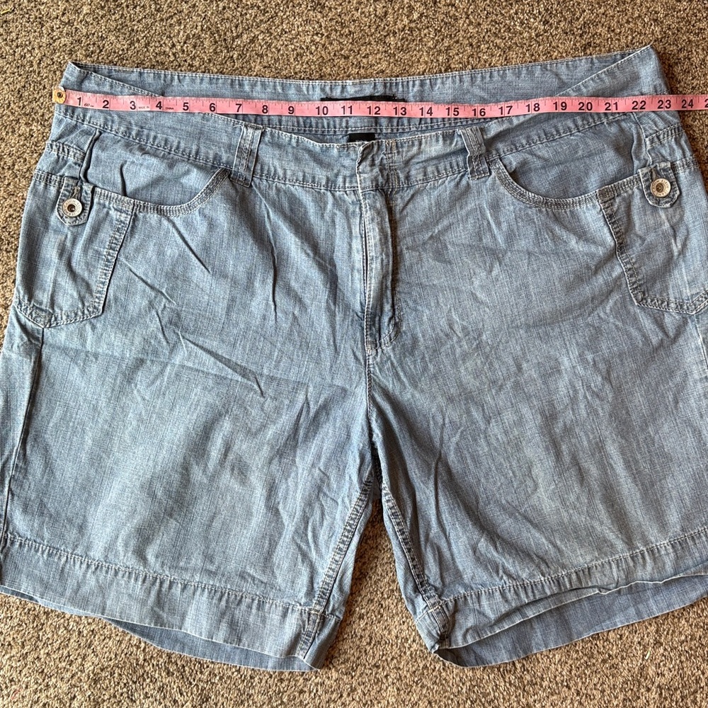 Croft & Barrow | Light Wash Denim Shorts - Women's - Picture 6 of 11